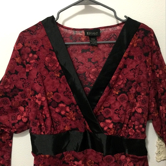 Romantic Lane Bryant Red Roses Top 22/24 - Picture 1 of 4